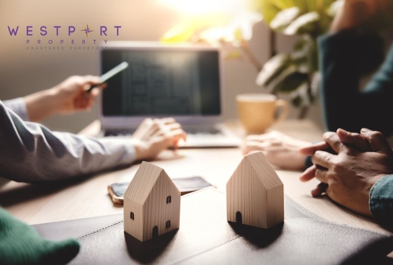agent explaining about commercial property investment